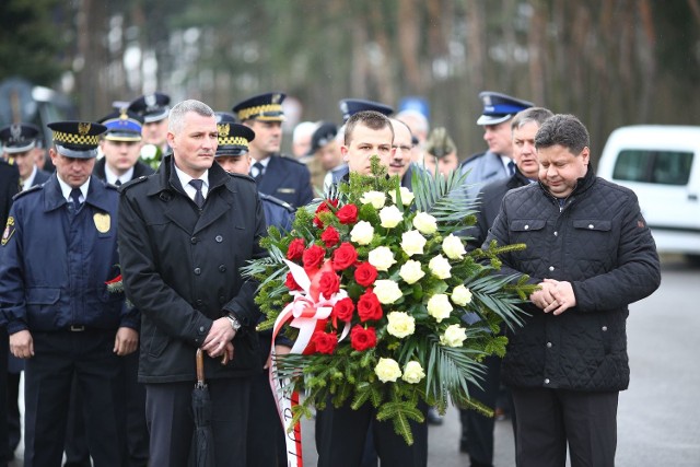 Złożenie kwiatów i zniczy na grobowcu kpt. Artura 