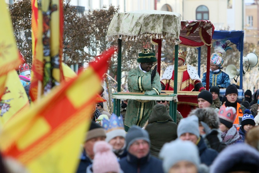 Orszak Trzech Króli w Lublinie. Tysiące osób wzięło udział w procesji (ZDJĘCIA, WIDEO)