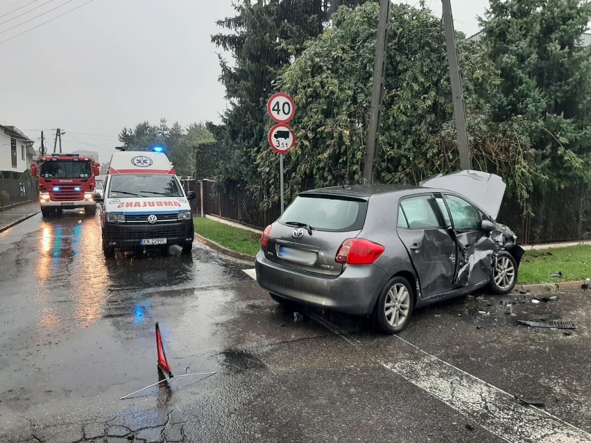 Nowy Sącz. Rodzina jechała zrobić test na koronawirusa i miała wypadek. Jedno z aut uderzyło w słup energetyczny