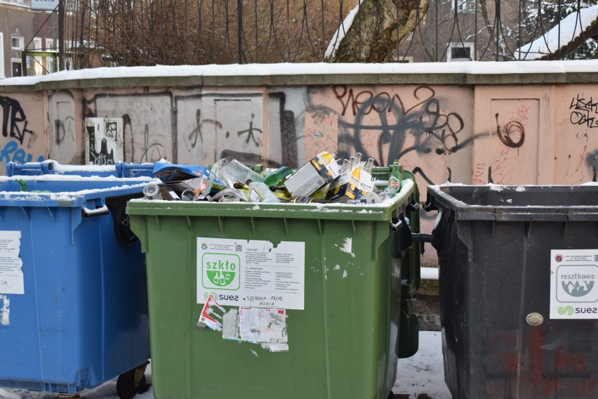 Gdańsk: śmieci po świętach 2021. Przepełnione śmietniki w Gdańsku 