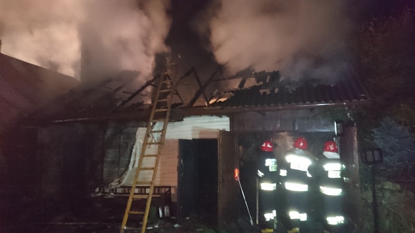 Samsonów, gmina Zagnańsk. Pożar domu, rodzina straciła dorobek życia (ZDJĘCIA)