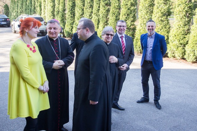 W Niedzielę Zmartwychwstania Pańskiego (21.04.2019) w Gościńcu Słupski Młyn odbyło się uroczyste śniadanie wielkanocne dla ludzi ubogich, bezdomnych i samotnych. Ta formuła wielkanocnego śniadania dla potrzebujących zastąpiła miejskie śniadanie wielkanocne, które jeszcze w ubiegłym roku organizowała Lidia Matuszewska, była radna i działacza Caritasu przy parafii św. Jacka. W tym roku już go nie będzie, bo główna organizatorska z powodu choroby wycofała się z działalności publicznej i charytatywnej.