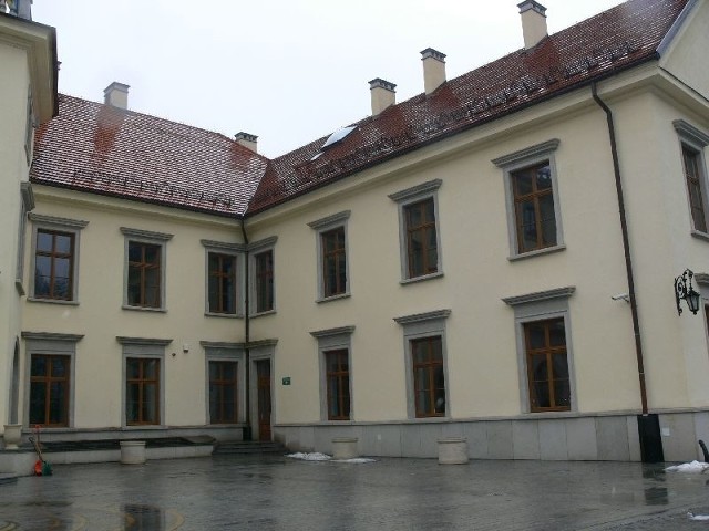 Cztery remontowane pomieszczenia znajdują się we wschodnim skrzydle Dzikowskiego Zamku.