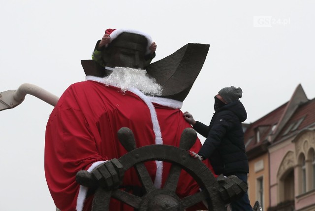 Marynarz przy al. Fontann w Szczecinie został przyodziany w strój Świętego Mikołaja