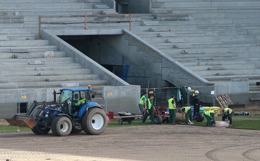 Nowa trawa rozkładana jest już na stadionie Pogoni Szczecin