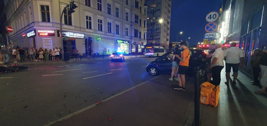 Wypadek z udziałem motocykla w centrum miasta