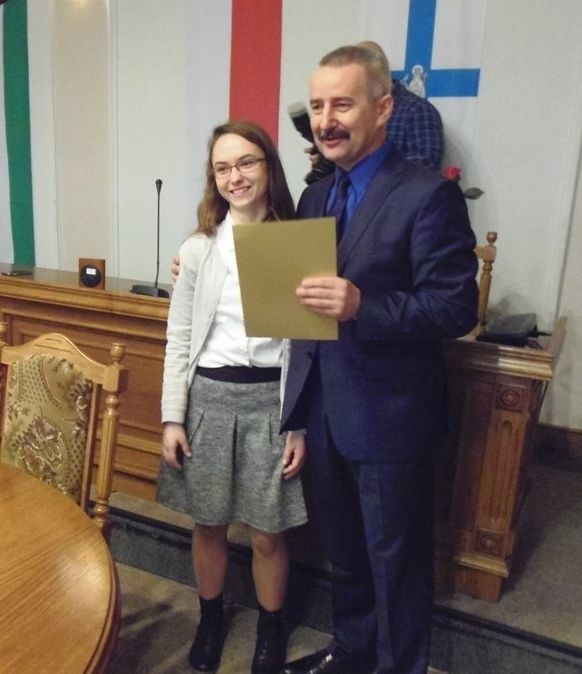 Burmistrz wręcza stypendia Dominice Przybylskiej ze Stobna.