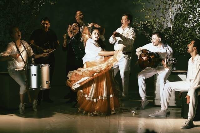 W „Romville” wraz z aktorami TPB (białe stroje) wystąpi małżeństwo bydgoskich Romów - Maja Brzezińska (tańczy) i Marco Sadowski (w czarnej koszulce)