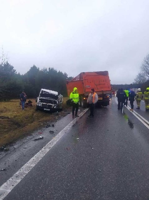 Wypadek na drodze krajowej nr 74 w Jacentowie. W karambolu brały udział dwie ciężarówki