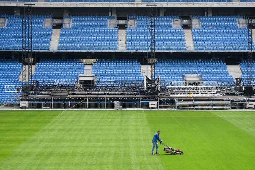 Na stadionie przy Bułgarskiej trwa budowa ołtarza. Zajmie on...