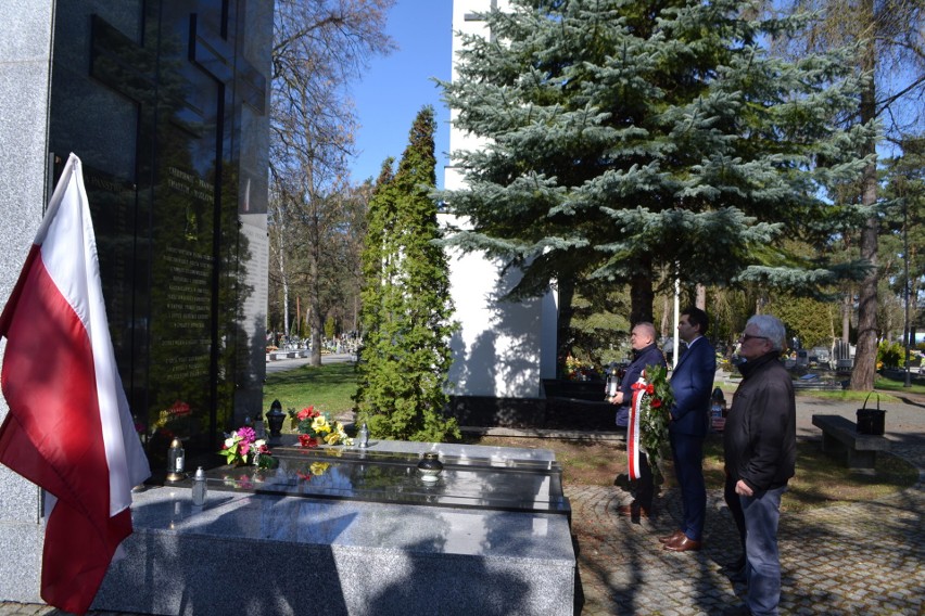 Hołd pomordowanym w Katyniu w miejscach pamięci w Stalowej Woli. Zobacz zdjęcia