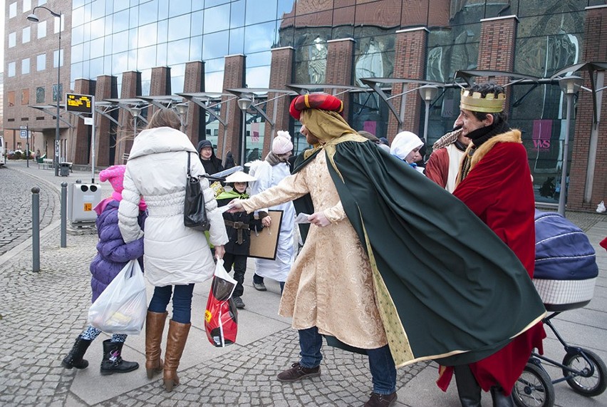 Wrocław: Święta rodzina z aniołami zapraszała na Święto Trzech Króli (ZDJĘCIA)