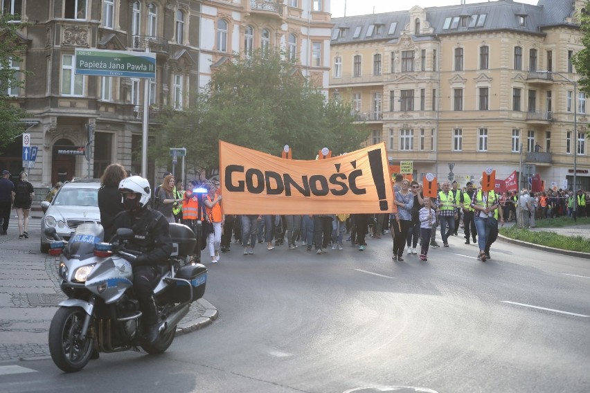 Marsz z wykrzyknikiem i manifestacja. Nauczyciele znów na ulicach Szczecina [ZDJĘCIA, WIDEO]