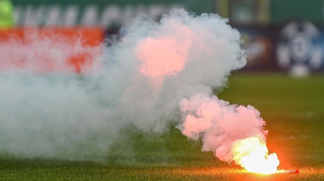 Wnoszenie rac na stadiony jest zabronione.