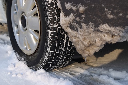 Zimą ABS zaczyna działać nawet przy niskich prędkościach, a samochód mimo wciśniętego hamulca jedzie po śliskiej warstwie, ponieważ głównym założeniem systemu jest niedopuszczanie do uślizgu koła.
