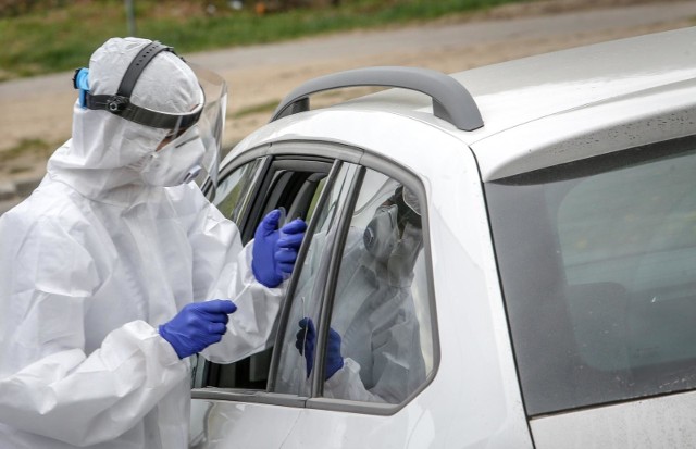 Lekarka, która miała pozostawać w izolacji domowej, ponieważ zdiagnozowano u niej zakażenie koronawirusem - pojechała do szpitala na test drive-thru.