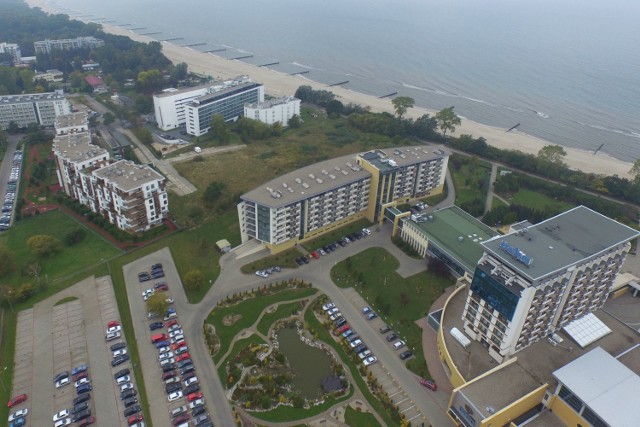 Nowy hotel stanie między Arka widoczną w prawym, dolnym rogu, a Marine Hotel, usytuowanym z lewej, tuż przy plaży