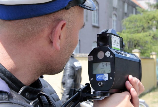 Kierowca z Brodnicy stracił prawo jazdy, bo miał przekroczyć prędkość o ponad 50km/h w terenie zabudowanym. Napsialiśmy, że z naszych informacji wynika, że policjanci nie mieli podstaw, bo tam nie ma znaku informującego o terenie zabudowanym. Zwrócili kierowcy "prawko"