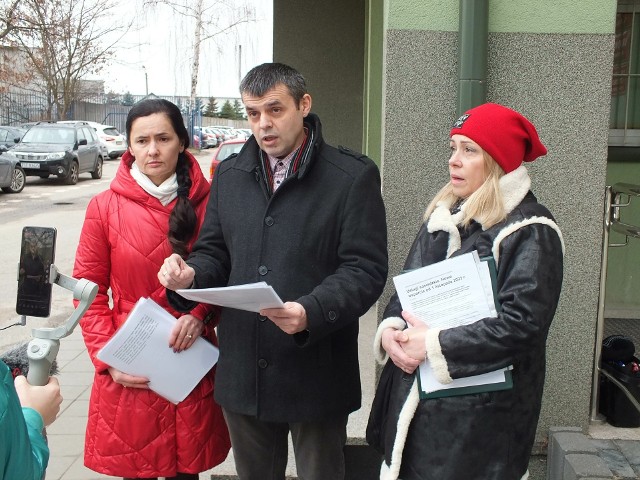 Podczas konferencji prasowej Stowarzyszenia „Wrażliwi  Społecznie”, od lewej: Barbara Głowacka, Paweł Lewkowicz, Iwona Jaśkiewicz