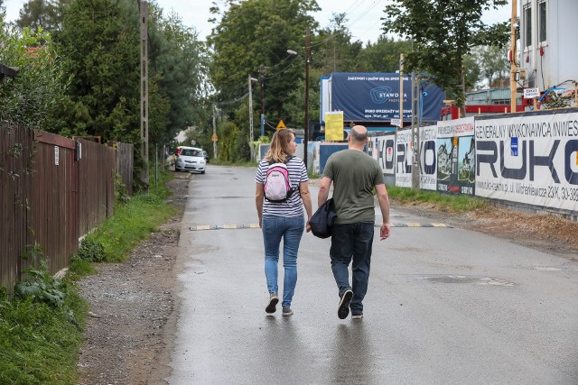 Ulica Stawowa jest niebezpieczna dla pieszych - nie ma tam chodników, a jeżdżą po niej ciężąrówki