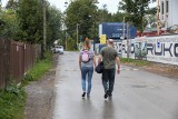 Kraków. Ulica Stawowa śmiertelnie niebezpieczna - brak chodnika, pełno samochodów i ciężarówek. Apel mieszkanki