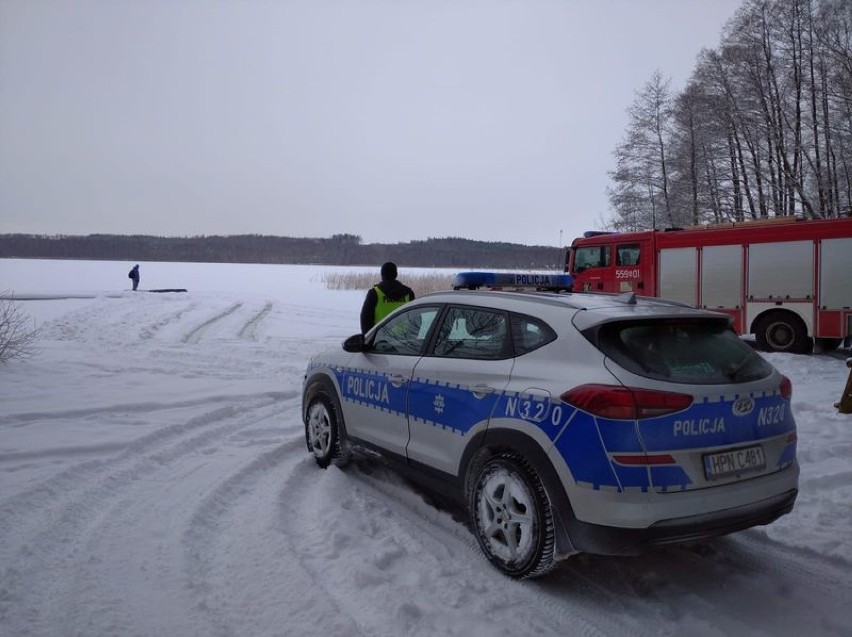 Wjechał samochodem na zamarznięte Jezioro Choczewskie. Załamał się pod nim lód. Wideo