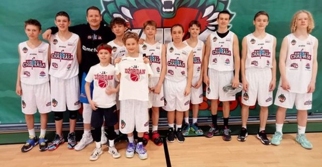 Zespół nastoletnich koszykarzy Wilków Rzeszów miał wielką frajdę ze spotkania z Kamilem Chanasem