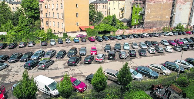 Parking naziemny przy ul. Karmelickiej ma zastąpić park. Pomysł budowy pod nim parkingu podziemnego wzbudził duże emocje