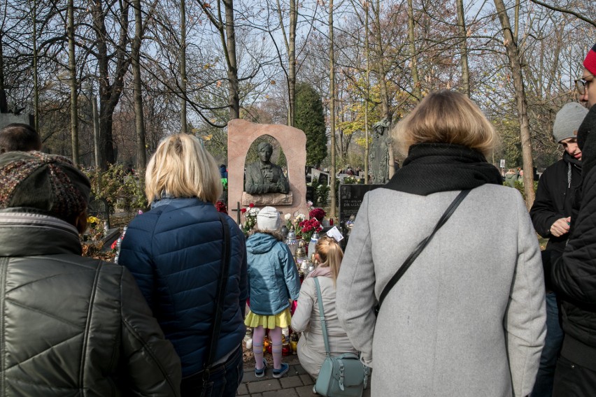 Aleja Zasłużonych na Cmentarzu Rakowickim. Krakowianie pamiętają o wielkich, którzy odeszli [GALERIA]