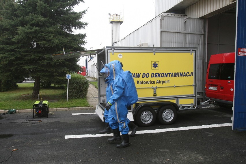 W Pyrzowicach służby gotowe są na  starcie z ebolą. Gorzej z podróżnymi [ZDJĘCIA]