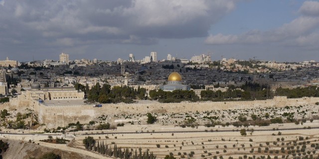 Jerozolima - widok z Góry OliwnejBetlejem jest położone zaledwie 10 kilometrów na południe od Jerozolimy (na zdjęciu)