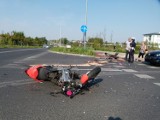 Groźny wypadek motocyklisty w Piotrkowie! Kierowca osobówki nie ustąpił pierwszeństwa [ZDJĘCIA]