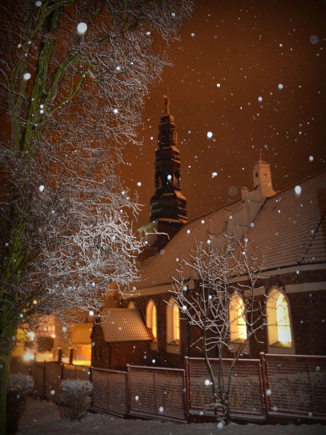 Pierwsze miejsce za zdjęcie koronowskiej bazyliki w nocnej, zimowej szacie.