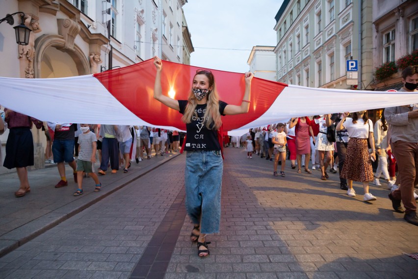Mieszkańcy Krakowa przeszli ulicami miasta w geście solidarności z Białorusinami