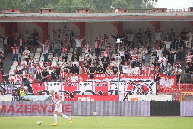 CWKS Resovia S.A. przejmuje od starego klubu m.in. historię, barwy, czy herb. Oraz oczywiście wiernych kibiców.