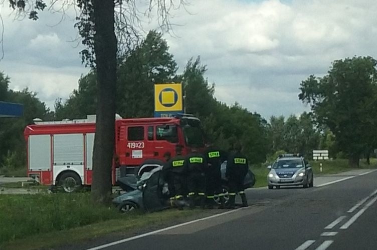 Po godzinie 13 na DK 19 23-letni kierowca stracił panowanie...