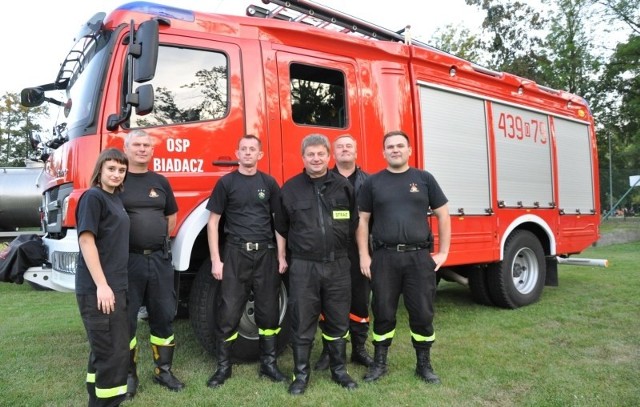 Nowego Mercedesa Atego mają druhowie z OSP Biadacz, od lewej: Dominika Król, Mirosław Niedźwiedzki, Wojciech Ligudziński, Władysław Oziębłowski, Hubert Adamski i Marcin Niedźwiedzki