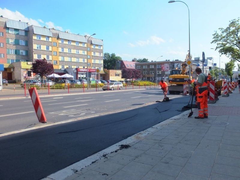 Ul. Sienkiewicza. Asfaltowanie nowej ścieżki rowerowej (zdjęcia, wideo)