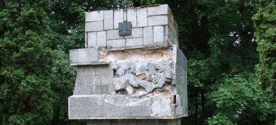 Złodzieje ukradli mosiężną tablicę z pomnika w Chełmnie
