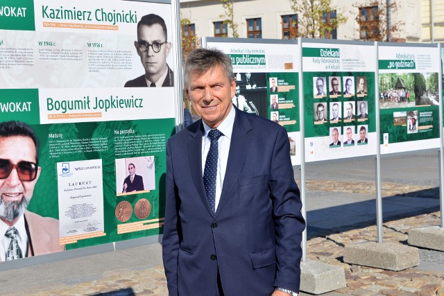 Adwokat Jerzy Zięba, dziekan Okręgowej Rady Adwokackiej w Kielcach na wystawie plenerowej usytuowanej na kieleckim Rynku.