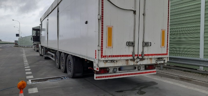 Przewożące zbyt duży ładunek ciężarówki wycofane z ruchu na ekspresowej „siódemce"