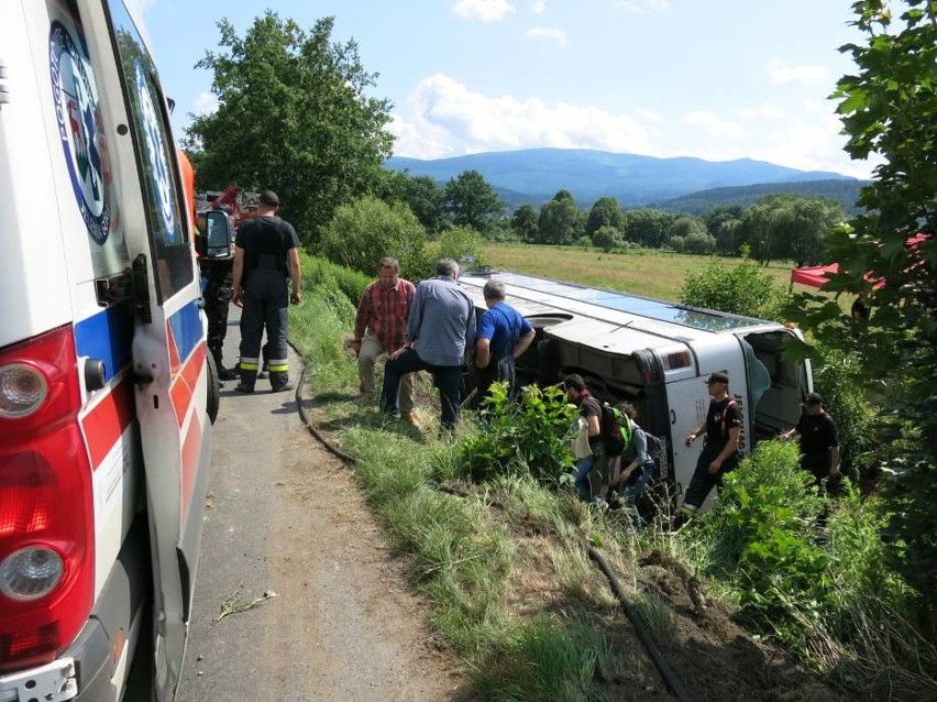 Autobus przewożący 57 pasażerów wypadł z drogi i przewrócił się. 12 osób rannych (ZDJĘCIA)