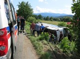 Autobus przewożący 57 pasażerów wypadł z drogi i przewrócił się. 12 osób rannych (ZDJĘCIA)