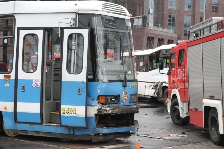 Wypadek autobusu i tramwaju na pl. Dominikańskim. Są ranni