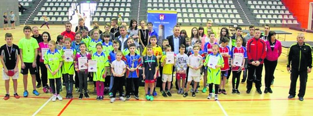          Uczestnicy feryjnego Turnieju Tenisa Stołowego Dzieci i Młodzieży o Puchar Burmistrza Gminy i Miasta Chęciny.