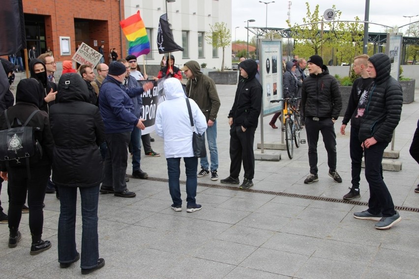 Pikieta przeciwko dyskryminacji i faszyzmowi w Tczewie zakończyła się bójką [ZDJĘCIA, WIDEO]