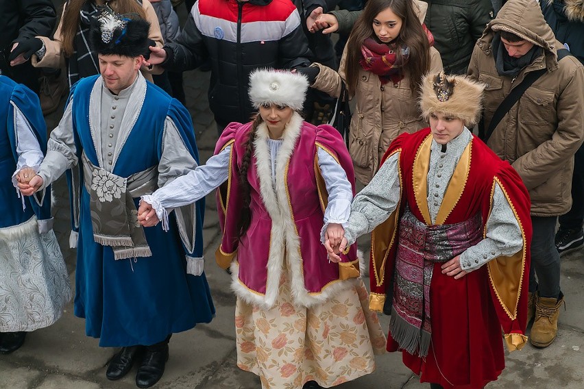 Jubileuszowy Polonez sądeckich maturzystów przed ratuszem