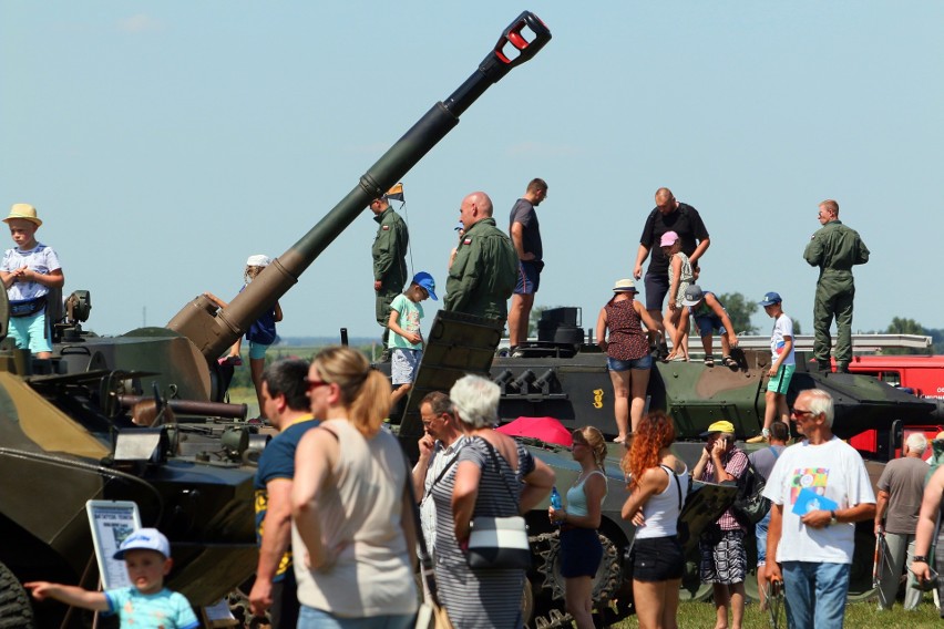 Air Festival Świdnik. Taniec Biało - Czerwonych Iskier na niebie [ZDJĘCIA, WIDEO]