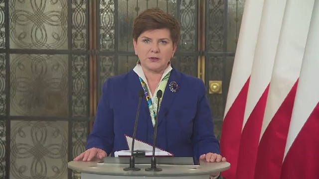 - Po raz pierwszy po 1989 r. będzie w Polsce kompleksowy program prodemograficzny wsparcia polskich rodzin - powiedziała premier Beata Szydło, ogłaszając przyjęcie przez rząd projektu ustawy wprowadzającej program "Rodzina 500+".