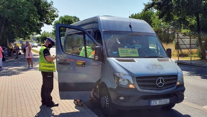 Policjanci kontrolują turystów w Mielnie